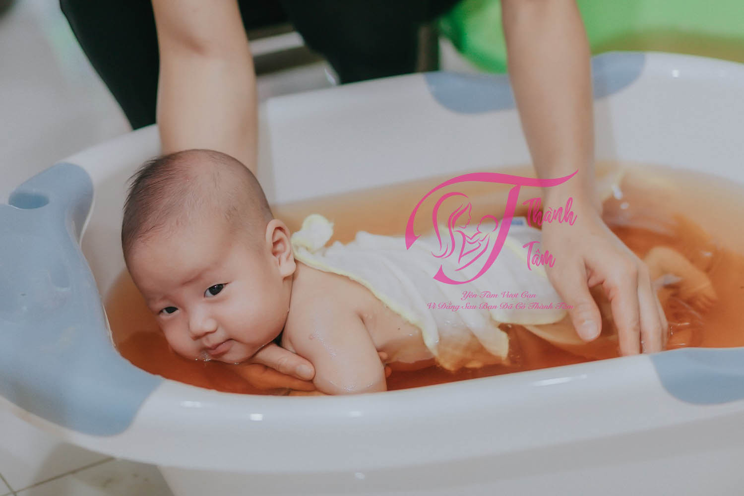 Massage-tam-thao-duoc-cho-be
