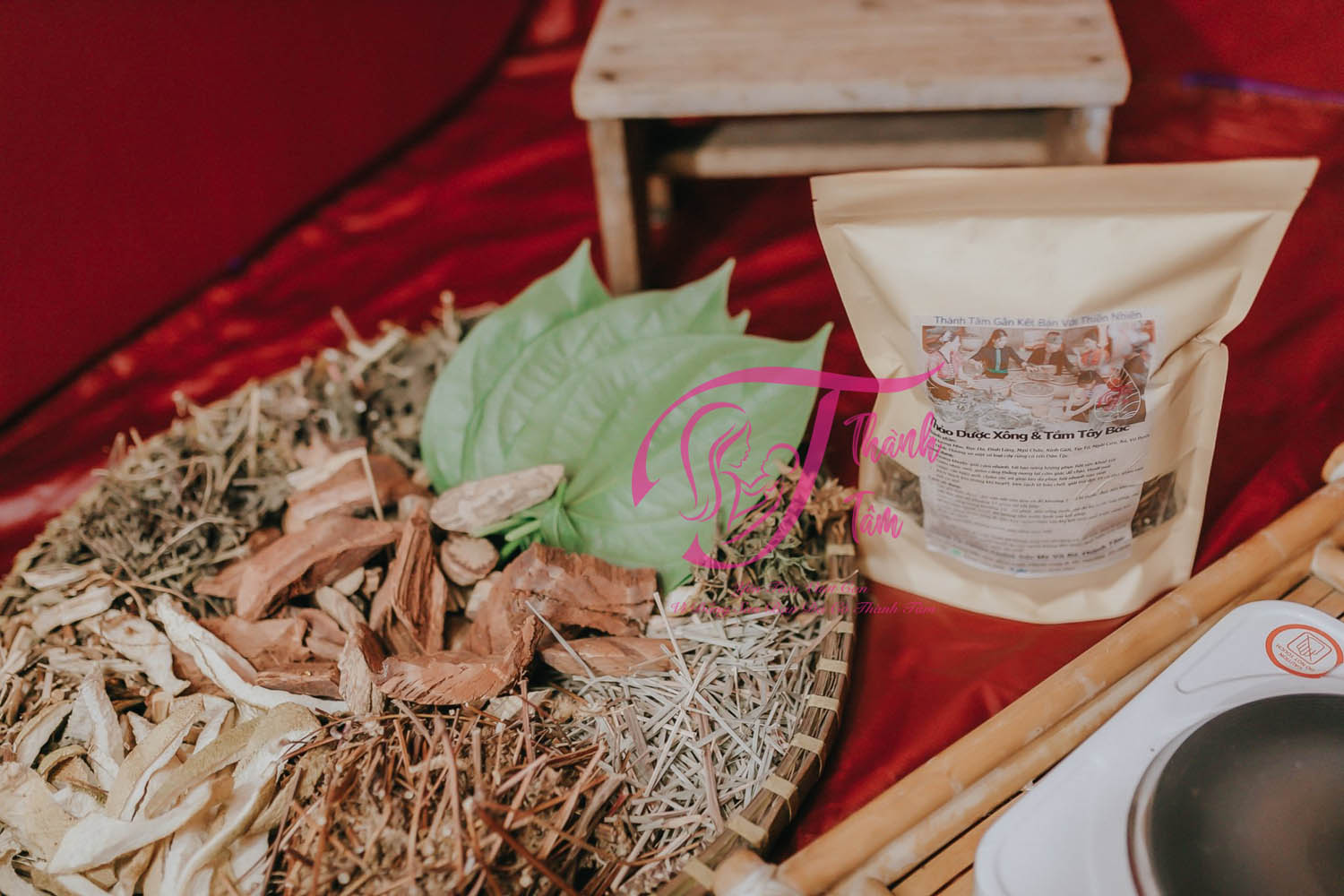 Massage-tam-thao-duoc-cho-be-tai-spa